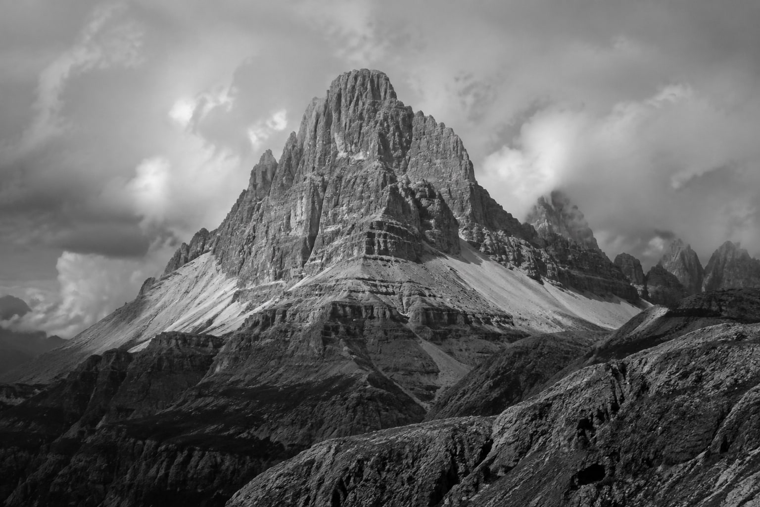 Paysage alpin en noir et blanc, illustration de la résilience